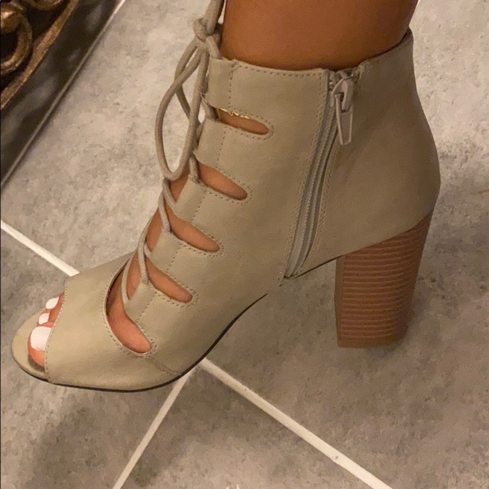 LACE UP BLOCK HEELS